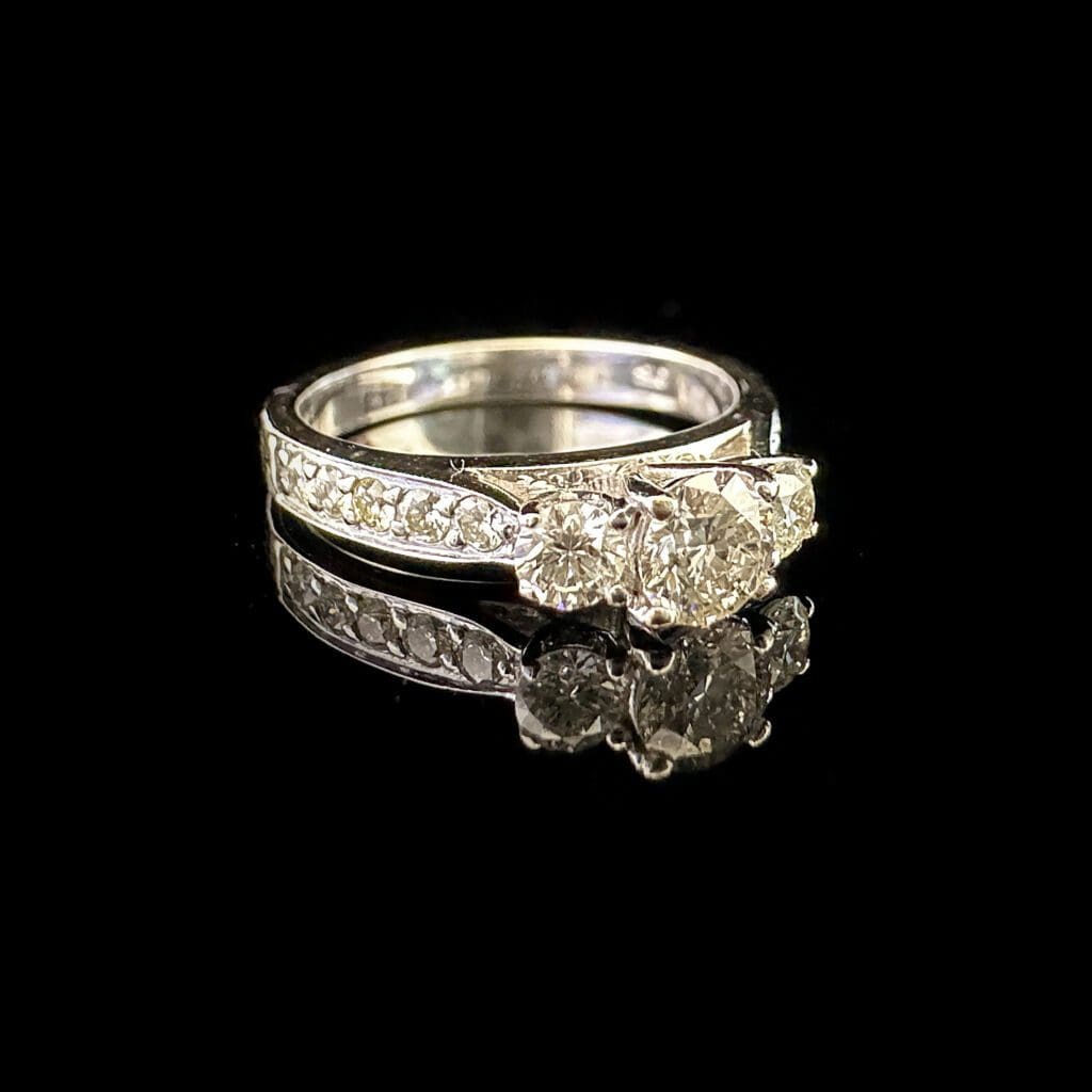 Clarissa-Clear and sparkling white gold and 13 diamond ring - Image 2