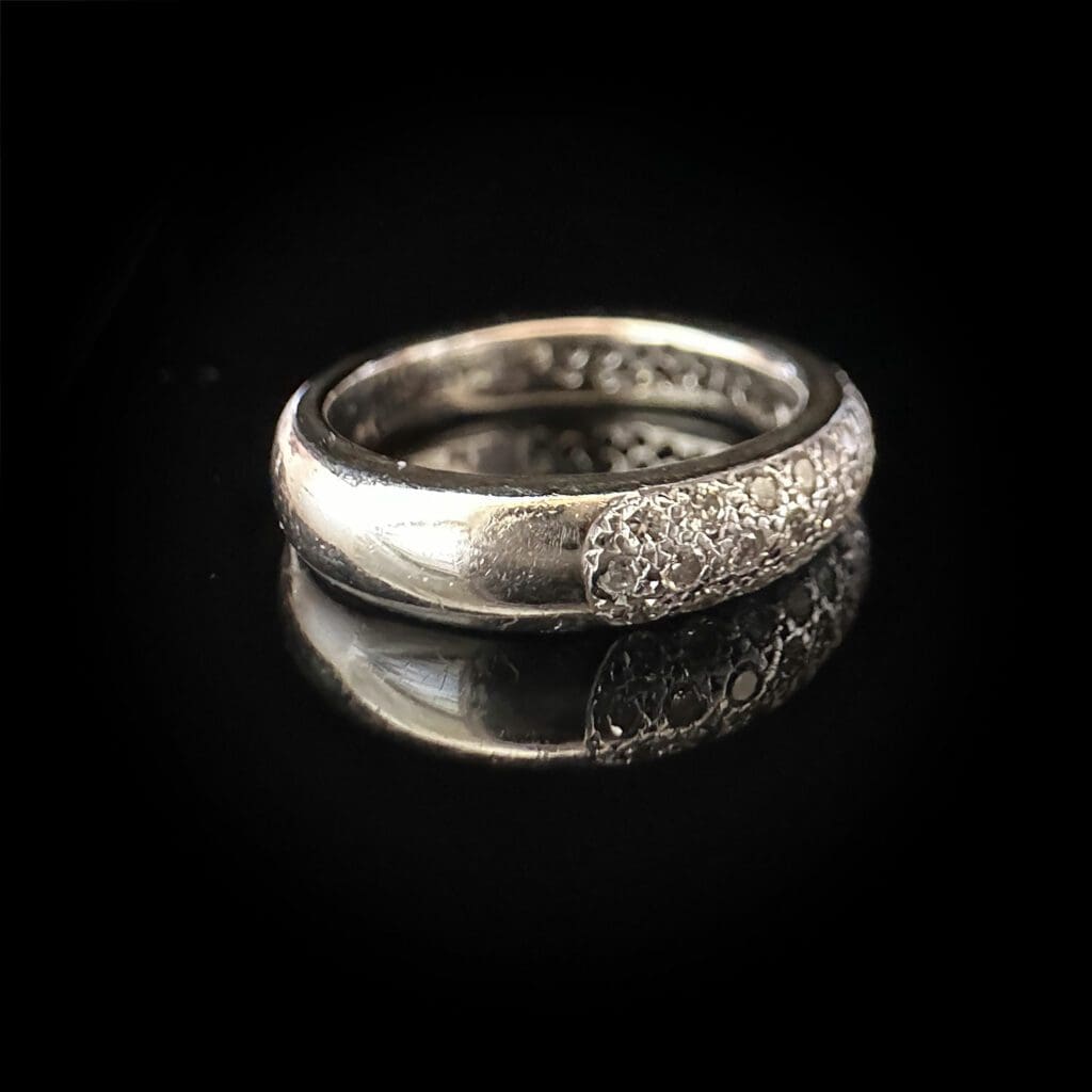 18 ct white gold and diamond pave ring - Image 3