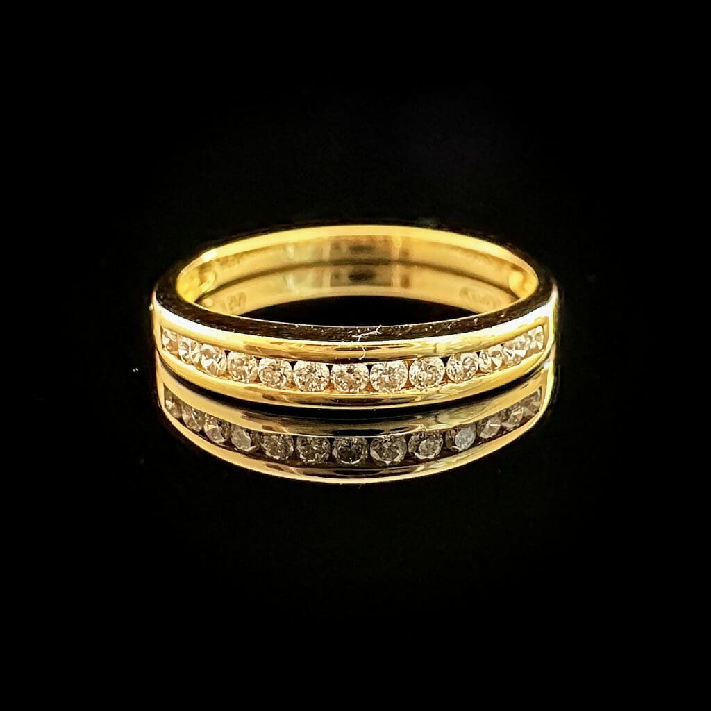 18 ct yellow gold ring with 13 diamonds