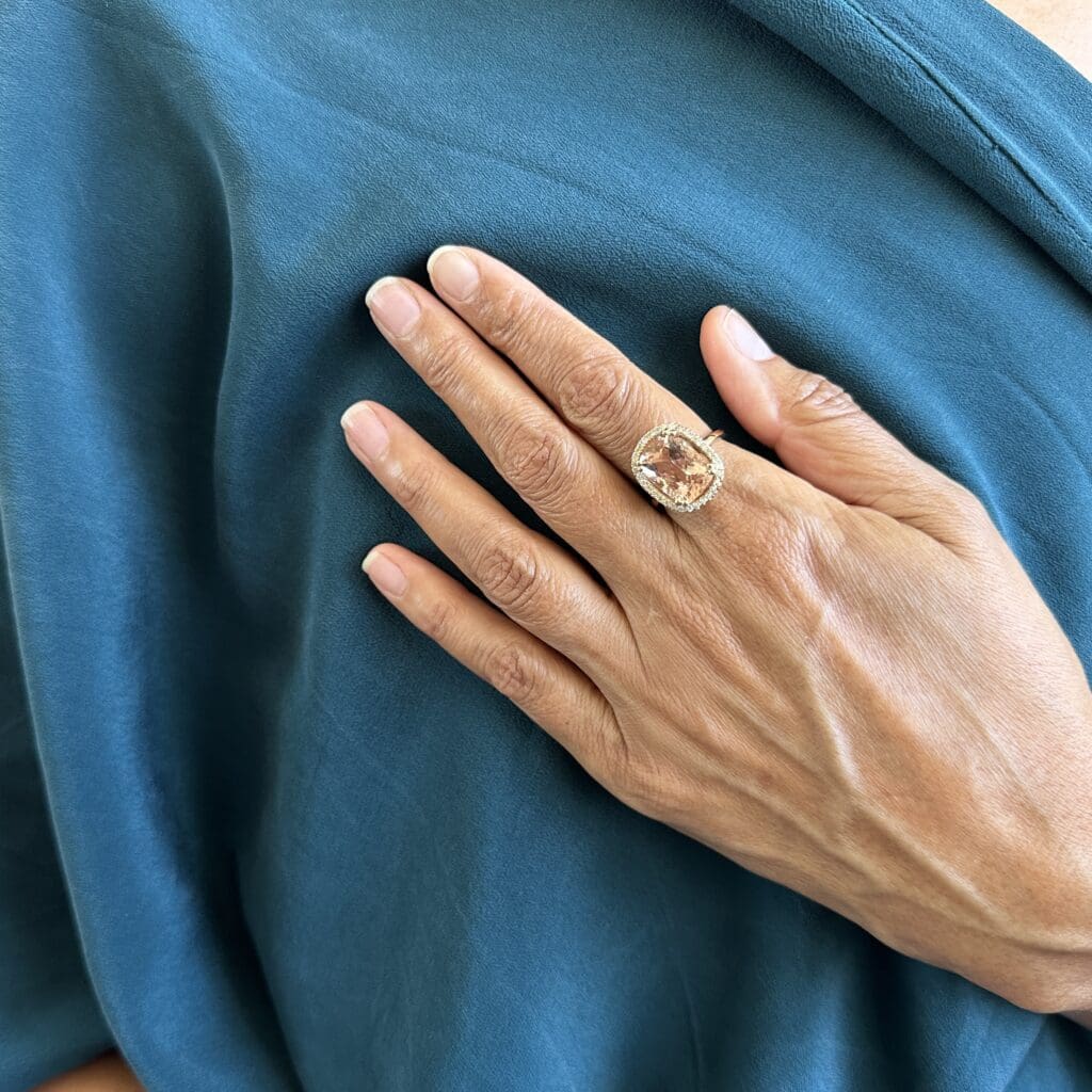 Cushion shaped morganite and diamond yellow gold ring - Image 9