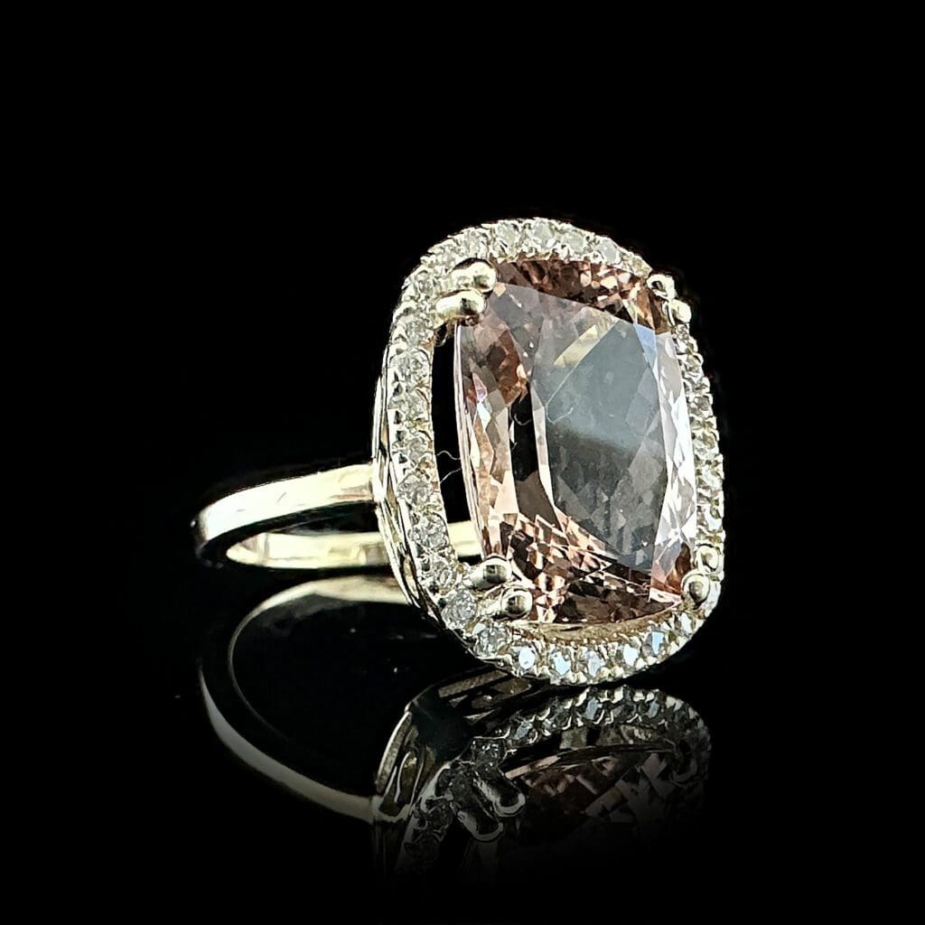 Cushion shaped morganite and diamond yellow gold ring - Image 3