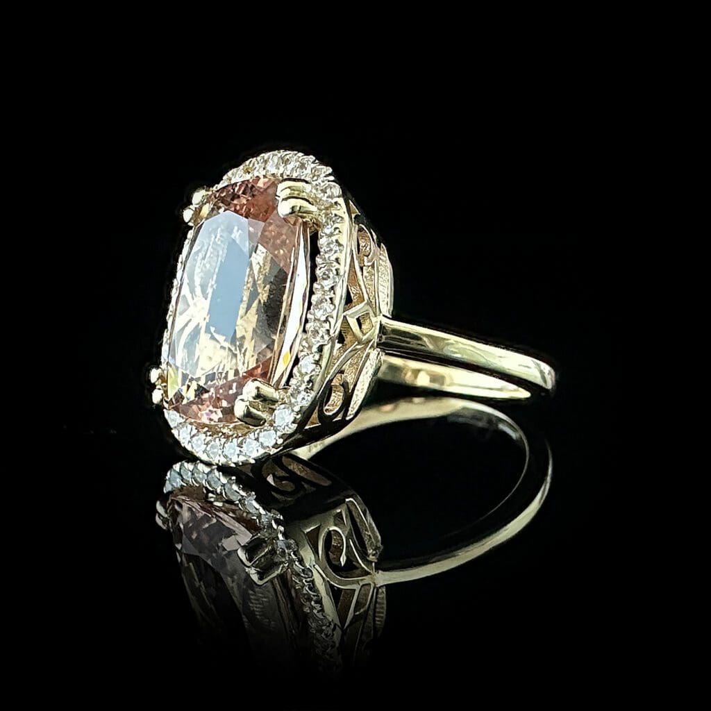 Cushion shaped morganite and diamond yellow gold ring - Image 7