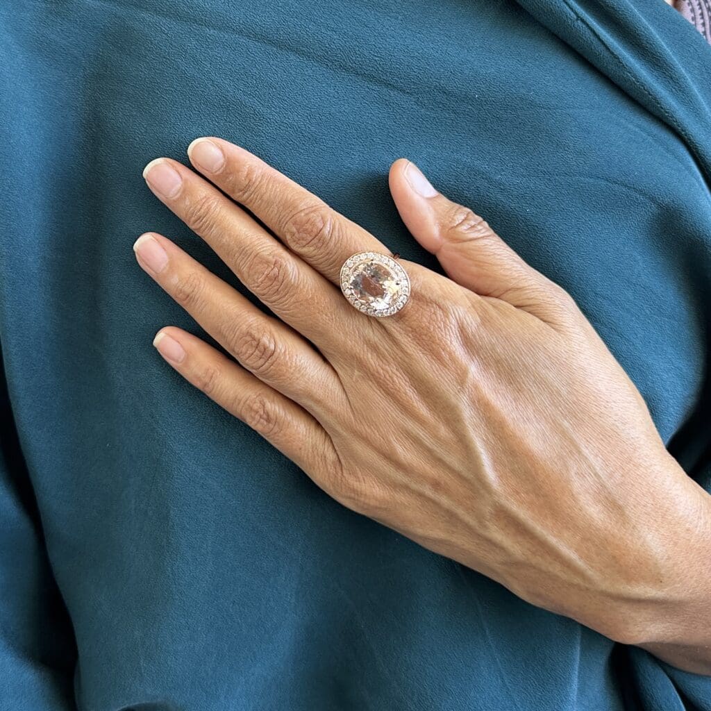 Oval shaped morganite and diamond rose gold ring - Image 8