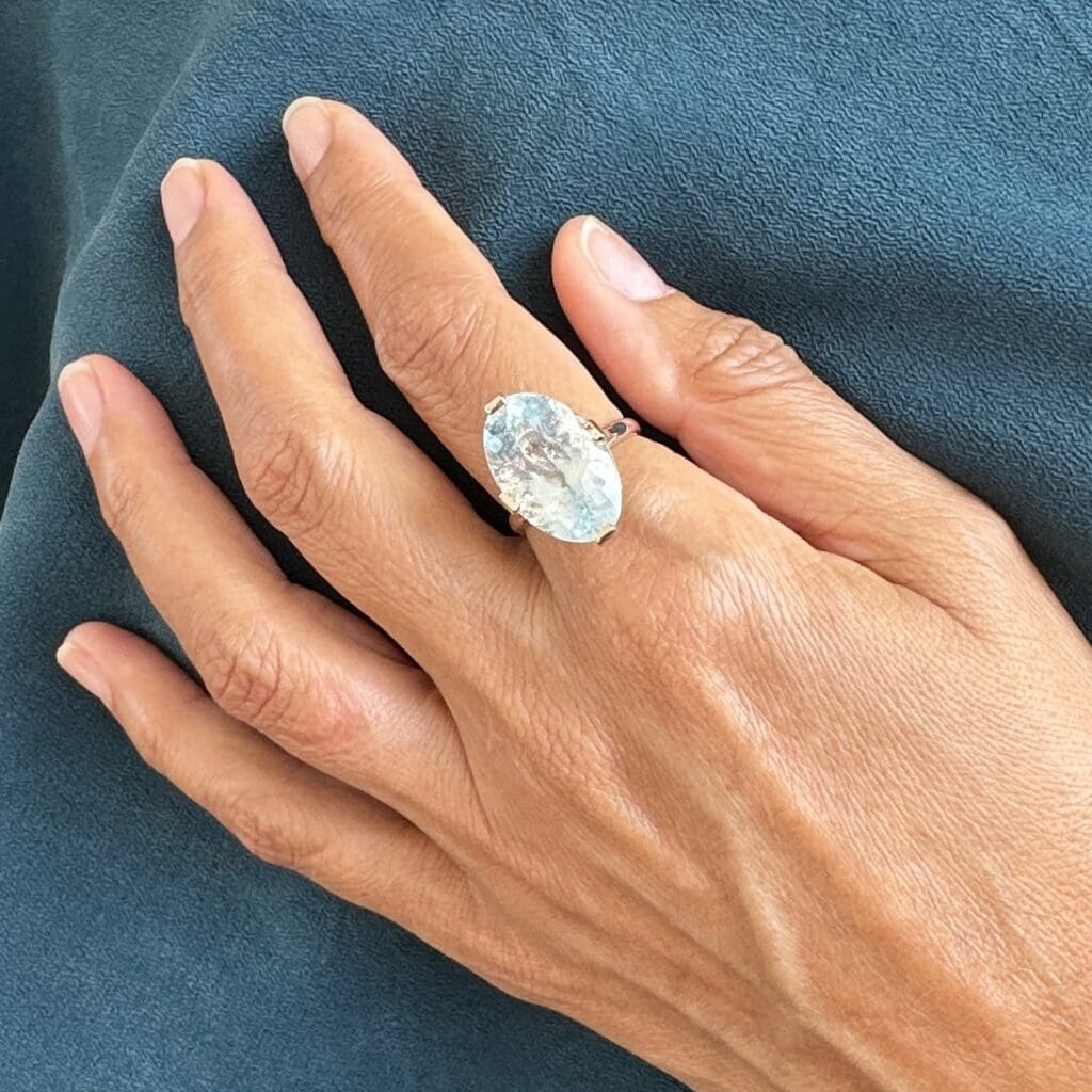 Large oval aquamarine yellow gold ring - Image 9