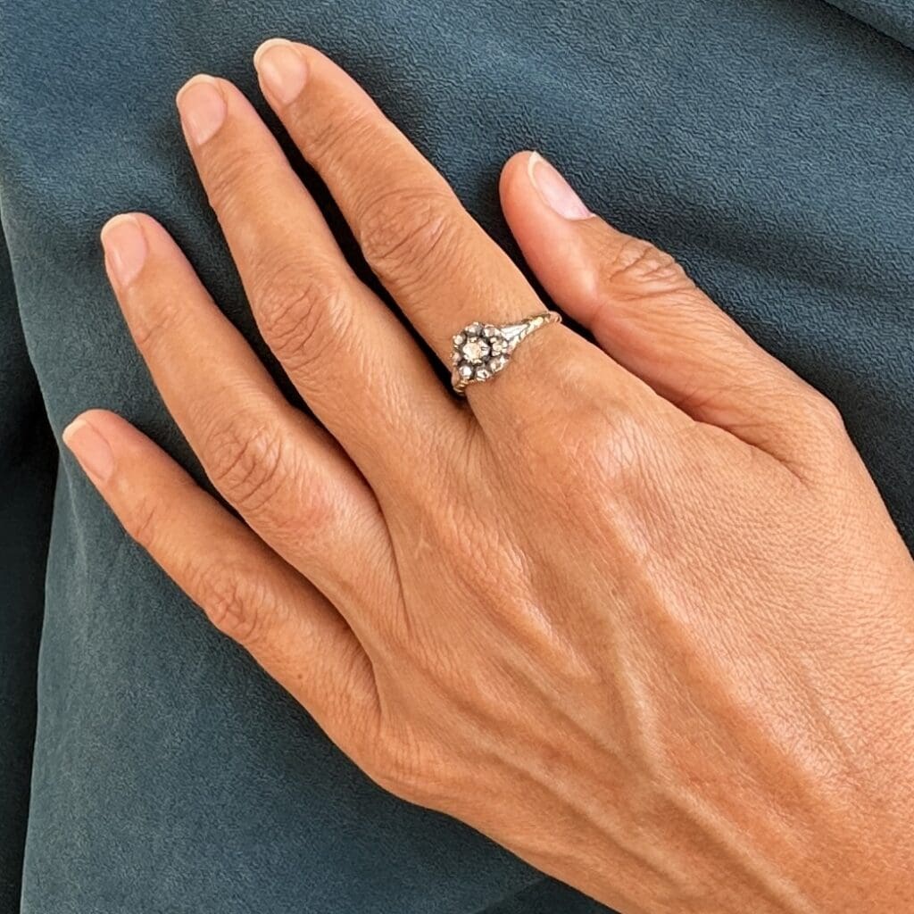 'Gertrude'-Antique Georgian gold and silver flower ring with 9 diamond roses - Image 8