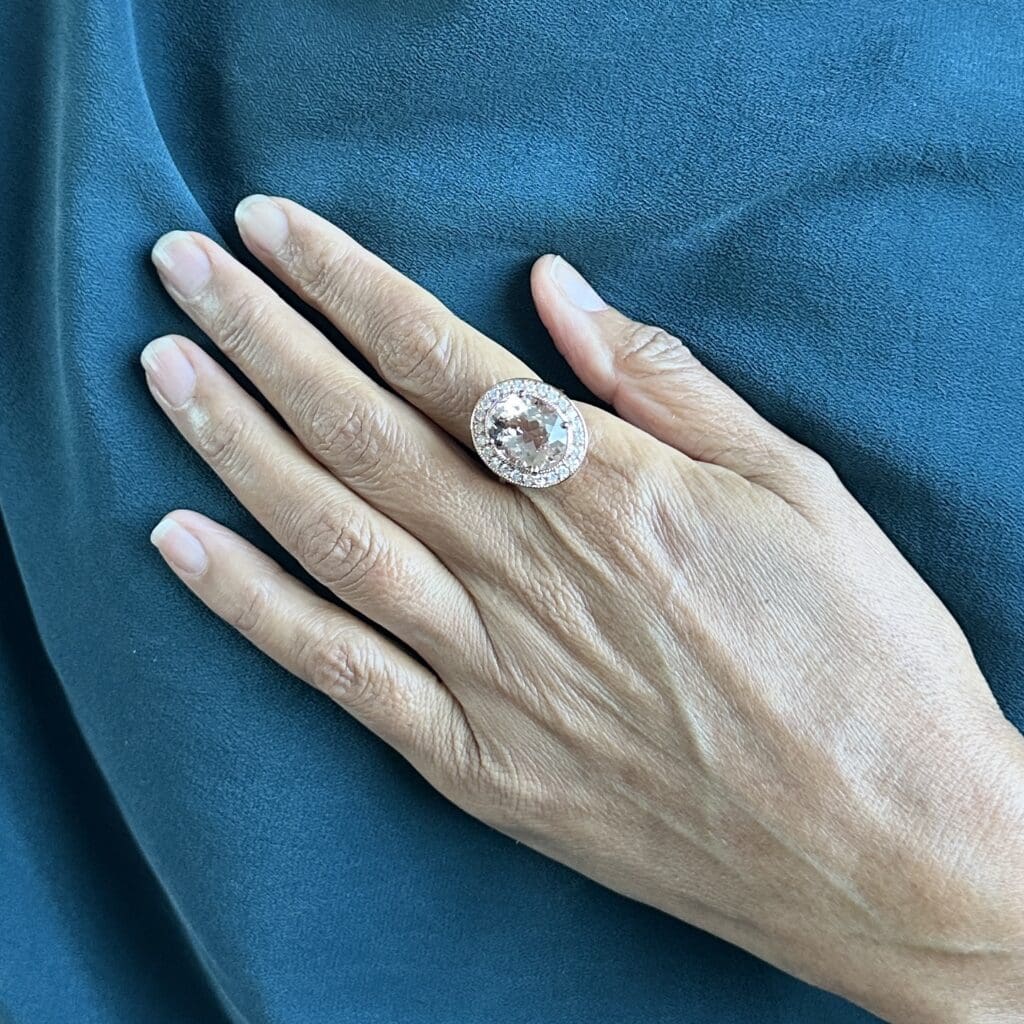 Oval shaped morganite and diamond rose gold ring - Image 9