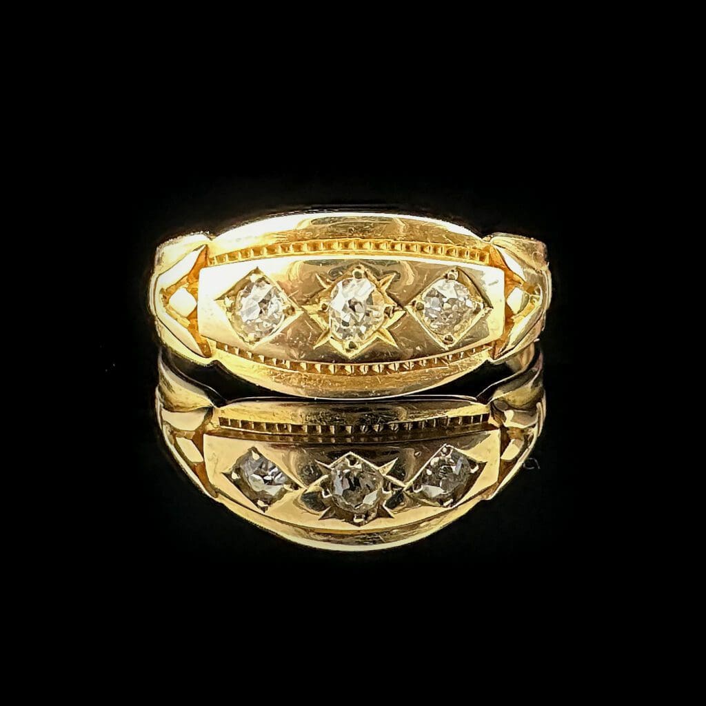 Victorian 18 ct yellow gold ring with three old cut diamonds