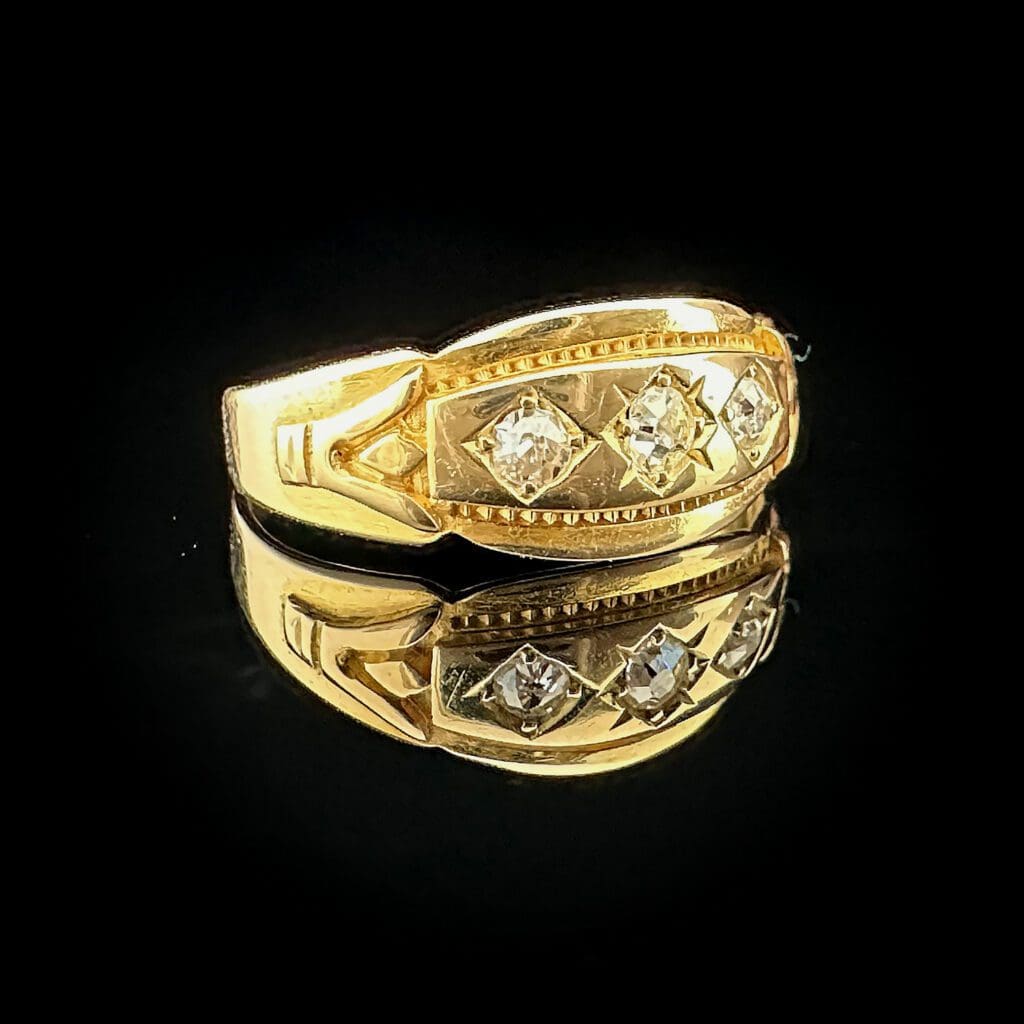 Victorian 18 ct yellow gold ring with three old cut diamonds - Image 3