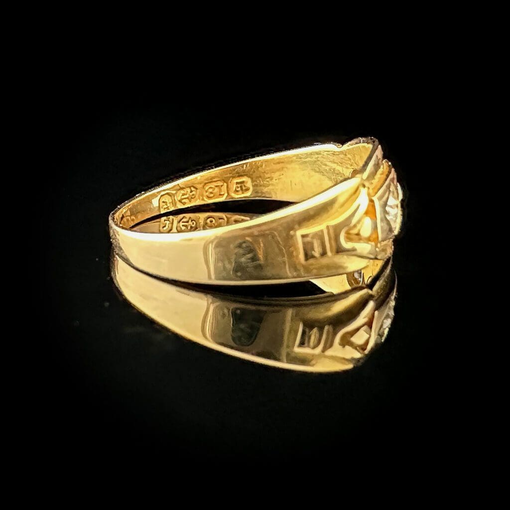 Victorian 18 ct yellow gold ring with three old cut diamonds - Image 4