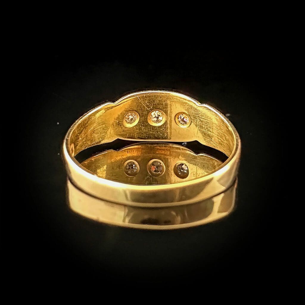 Victorian 18 ct yellow gold ring with three old cut diamonds - Image 5