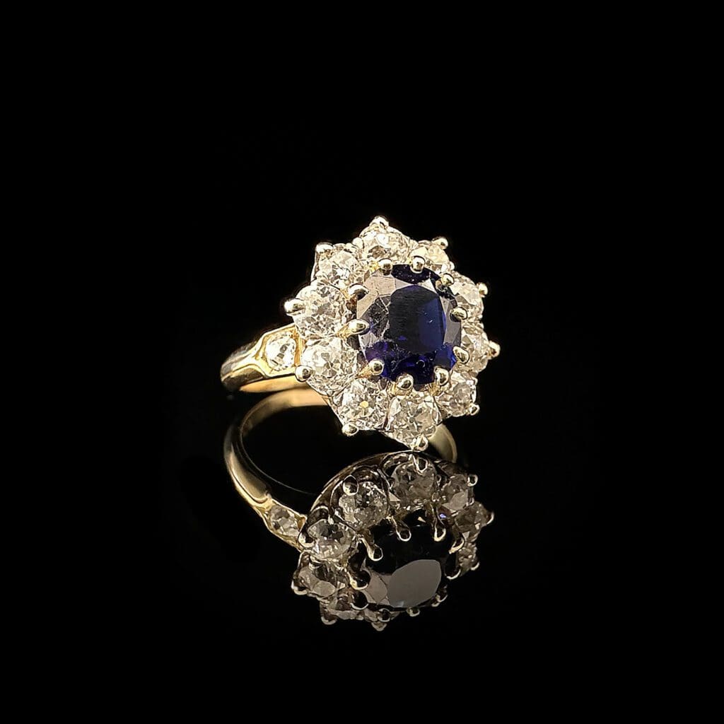 Antique Handmade blue sapphire & diamond cluster ring - Image 3