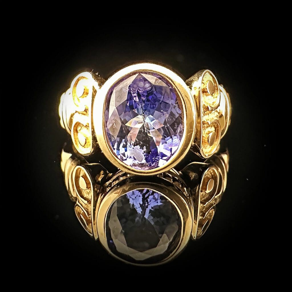 Oval tanzanite yellow gold ring - Image 2