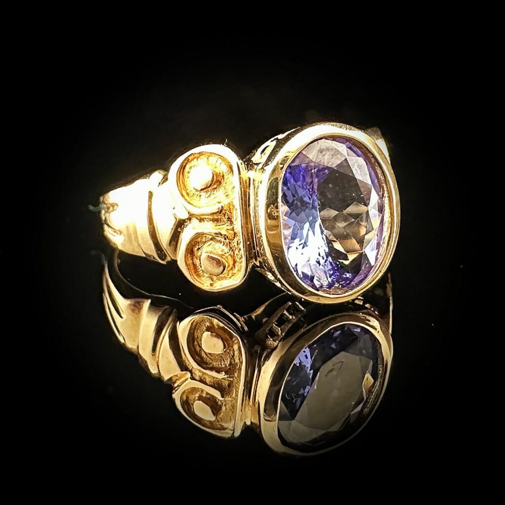 Oval tanzanite yellow gold ring - Image 3