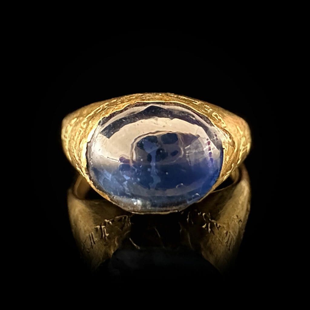 Seljuk gold ring with blue sapphire and Kufic inscription circa 1100-1200 AD - Image 9