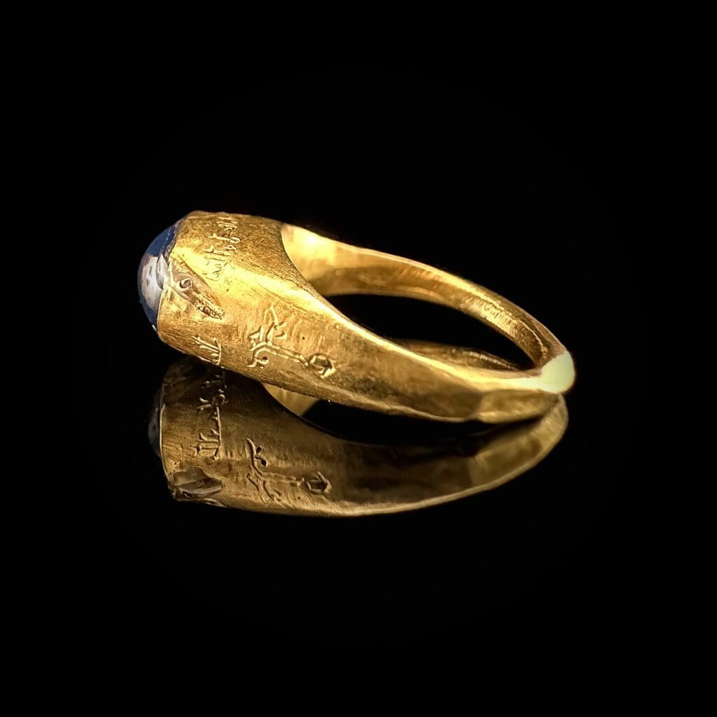 Seljuk gold ring with blue sapphire and Kufic inscription circa 1100-1200 AD - Image 8