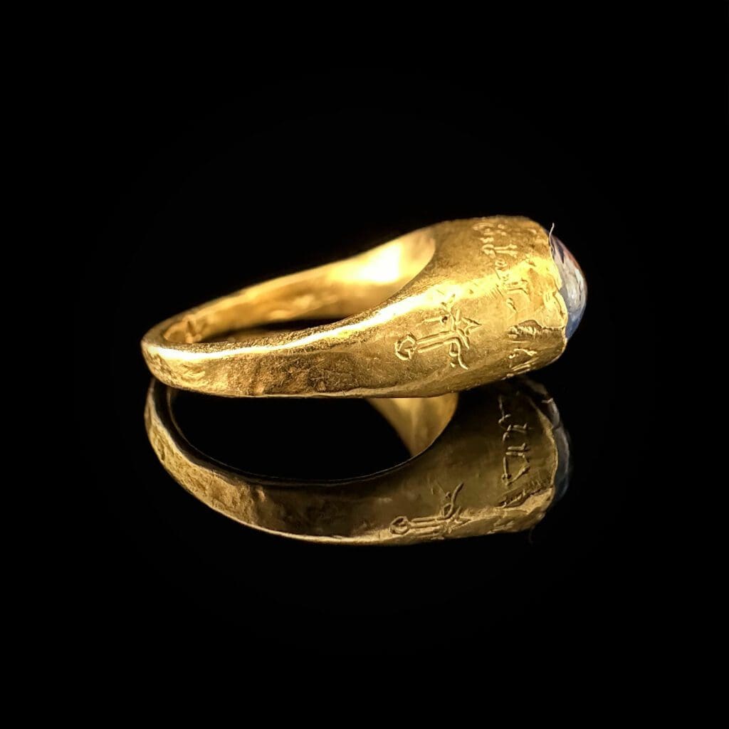 Seljuk gold ring with blue sapphire and Kufic inscription circa 1100-1200 AD - Image 5