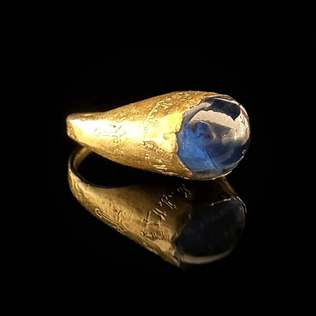 Seljuk gold ring with blue sapphire and Kufic inscription circa 1100-1200 AD - Image 4