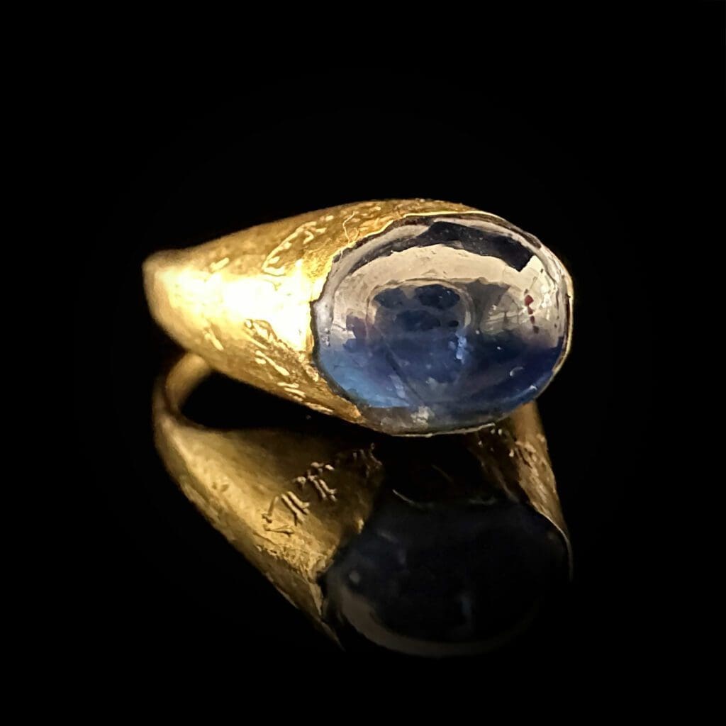 Seljuk gold ring with blue sapphire and Kufic inscription circa 1100-1200 AD - Image 3