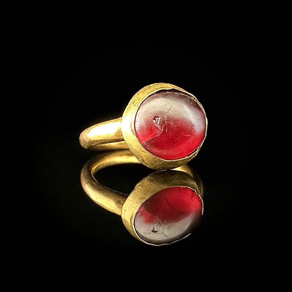 'Lucia'-Roman gold garnet cabochon ring circa 100 AD - Image 3