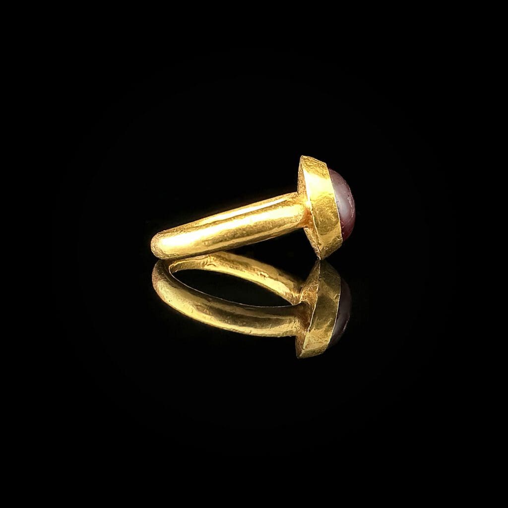 'Lucia'-Roman gold garnet cabochon ring circa 100 AD - Image 4