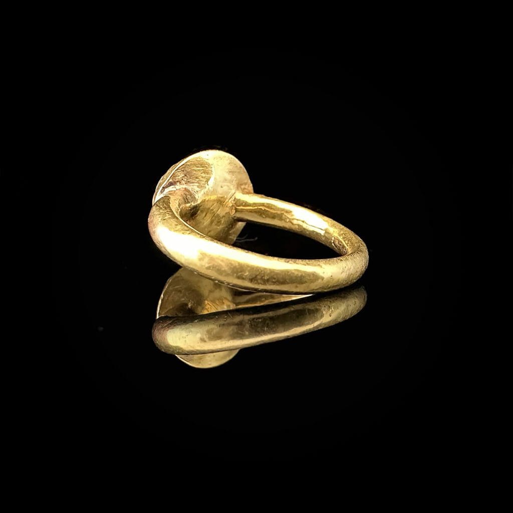 'Lucia'-Roman gold garnet cabochon ring circa 100 AD - Image 6