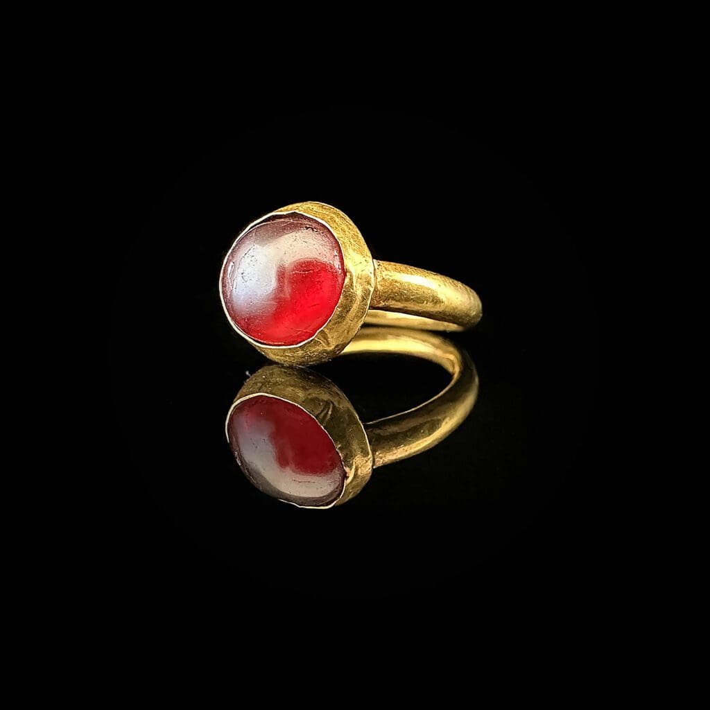 'Lucia'-Roman gold garnet cabochon ring circa 100 AD - Image 7