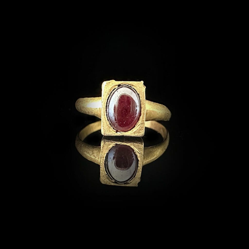 'Livia'-Roman oval garnet ring in rectangular yellow gold setting circa 100 AD - Image 2