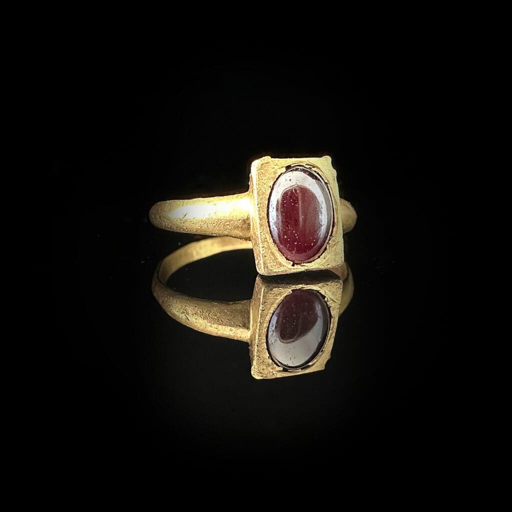 'Livia'-Roman oval garnet ring in rectangular yellow gold setting circa 100 AD - Image 3