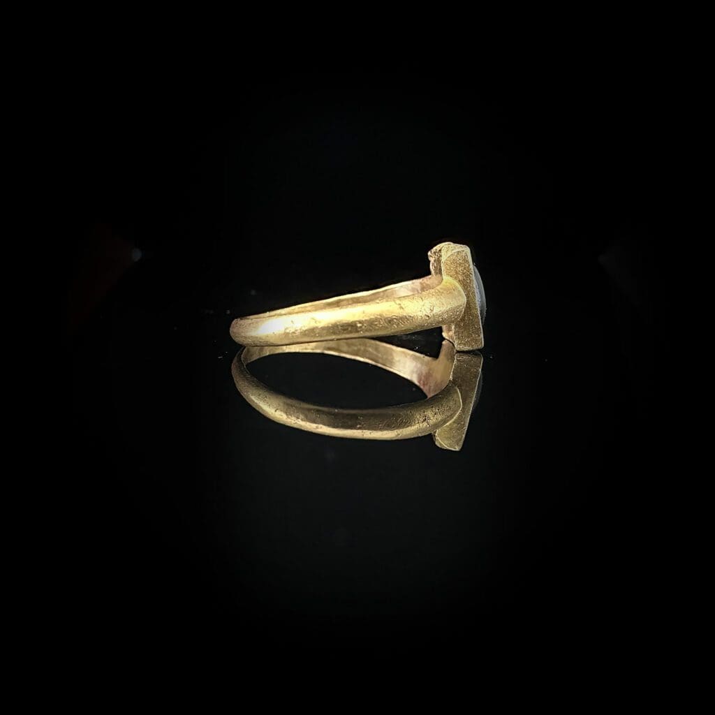 'Livia'-Roman oval garnet ring in rectangular yellow gold setting circa 100 AD - Image 4