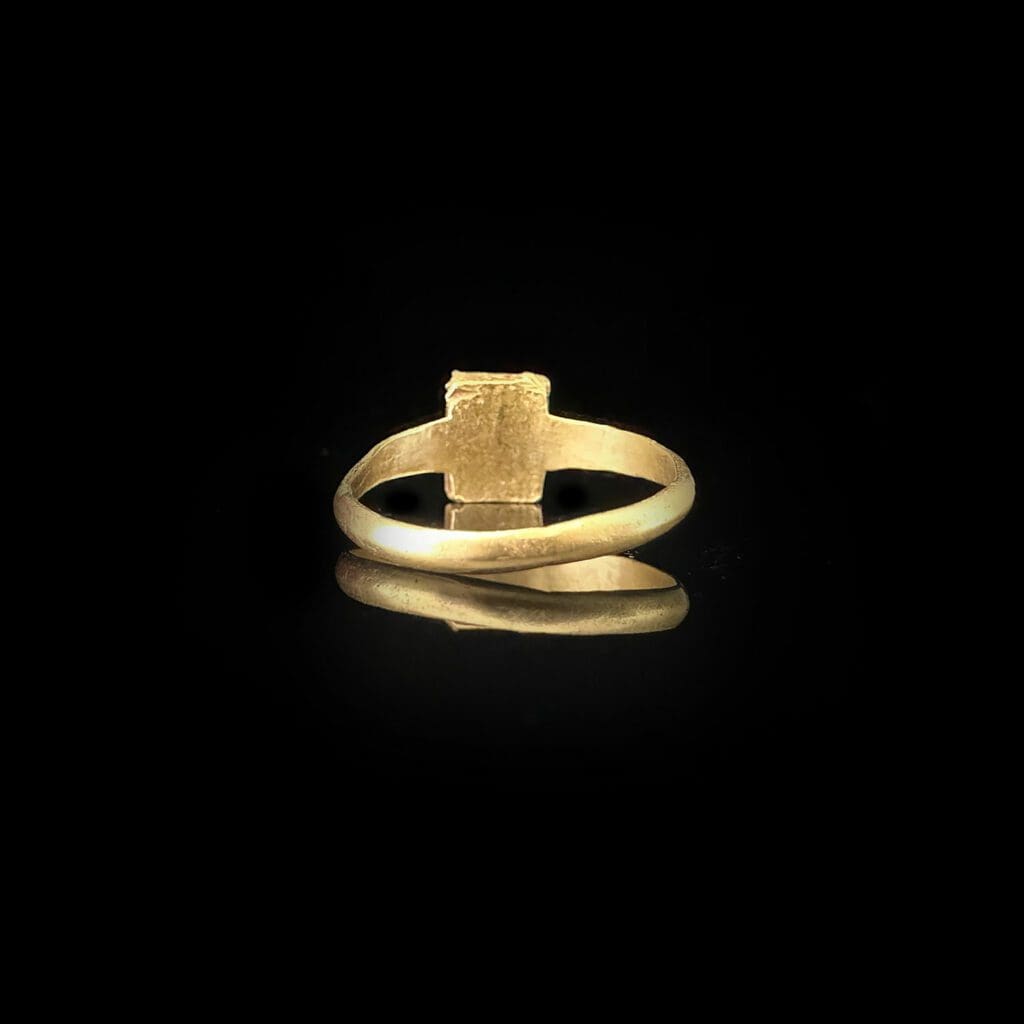 'Livia'-Roman oval garnet ring in rectangular yellow gold setting circa 100 AD - Image 5