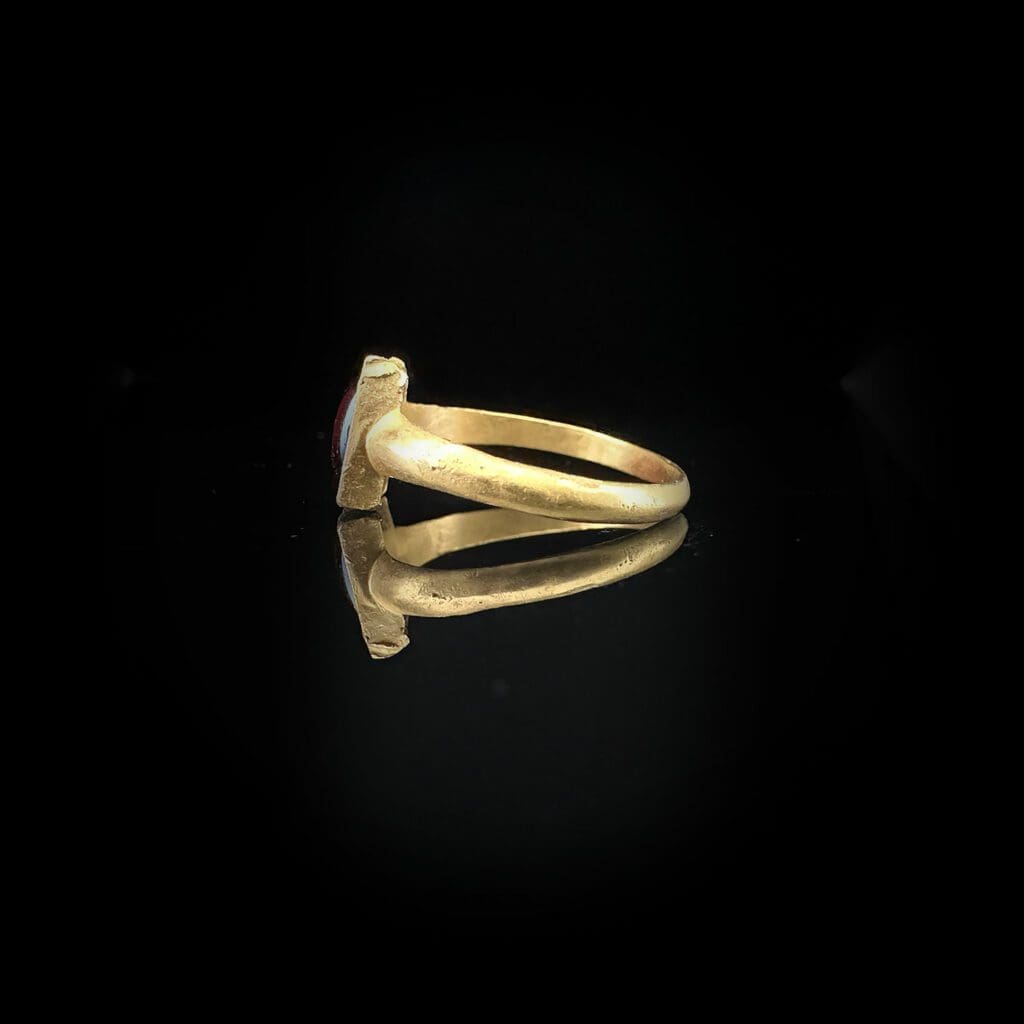 'Livia'-Roman oval garnet ring in rectangular yellow gold setting circa 100 AD - Image 7