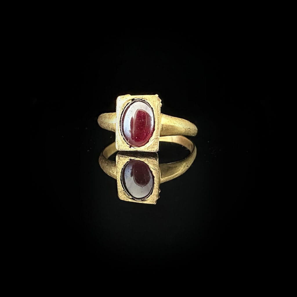 'Livia'-Roman oval garnet ring in rectangular yellow gold setting circa 100 AD - Image 8