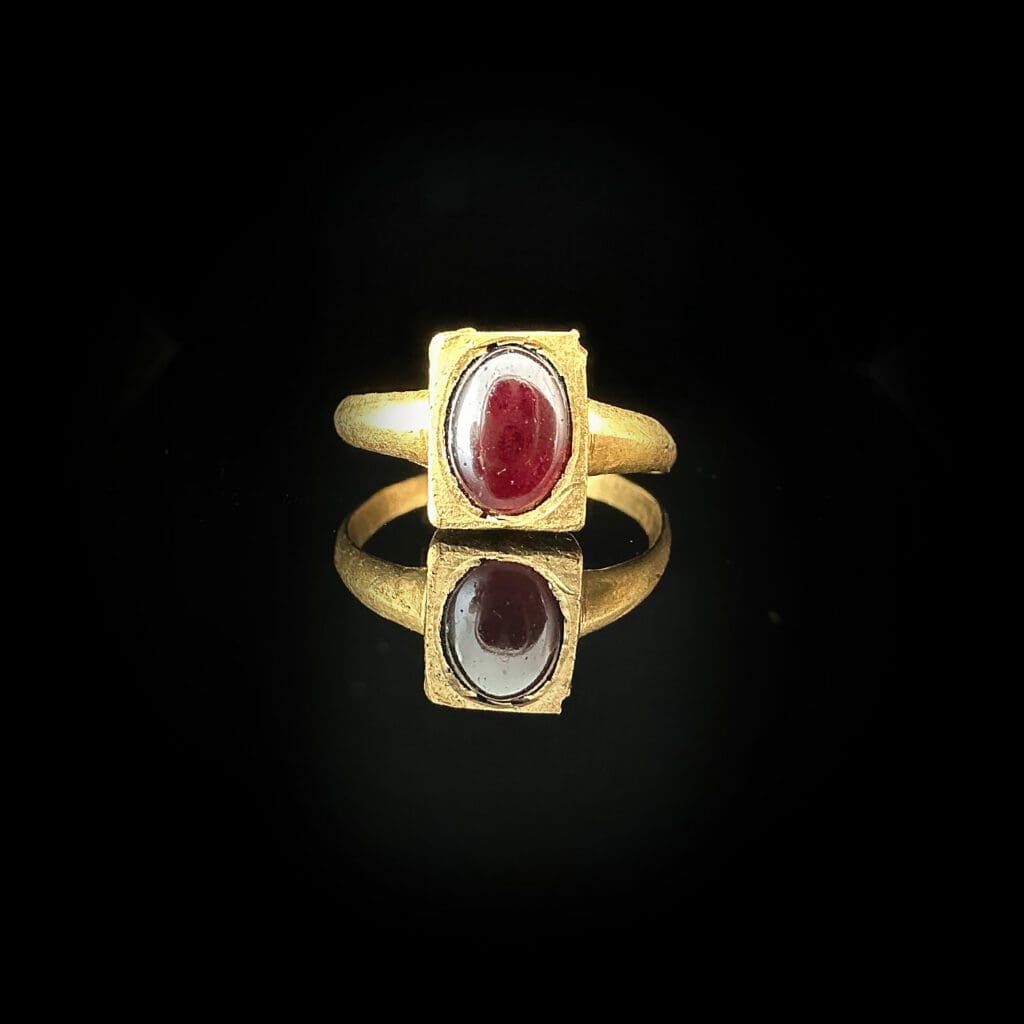 'Livia'-Roman oval garnet ring in rectangular yellow gold setting circa 100 AD