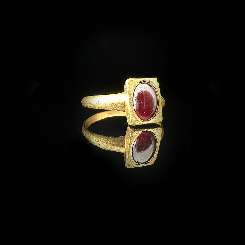 'Livia'-Roman oval garnet ring in rectangular yellow gold setting circa 100 AD - Image 10