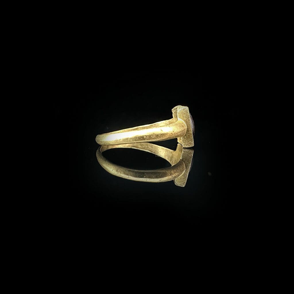 'Livia'-Roman oval garnet ring in rectangular yellow gold setting circa 100 AD - Image 11