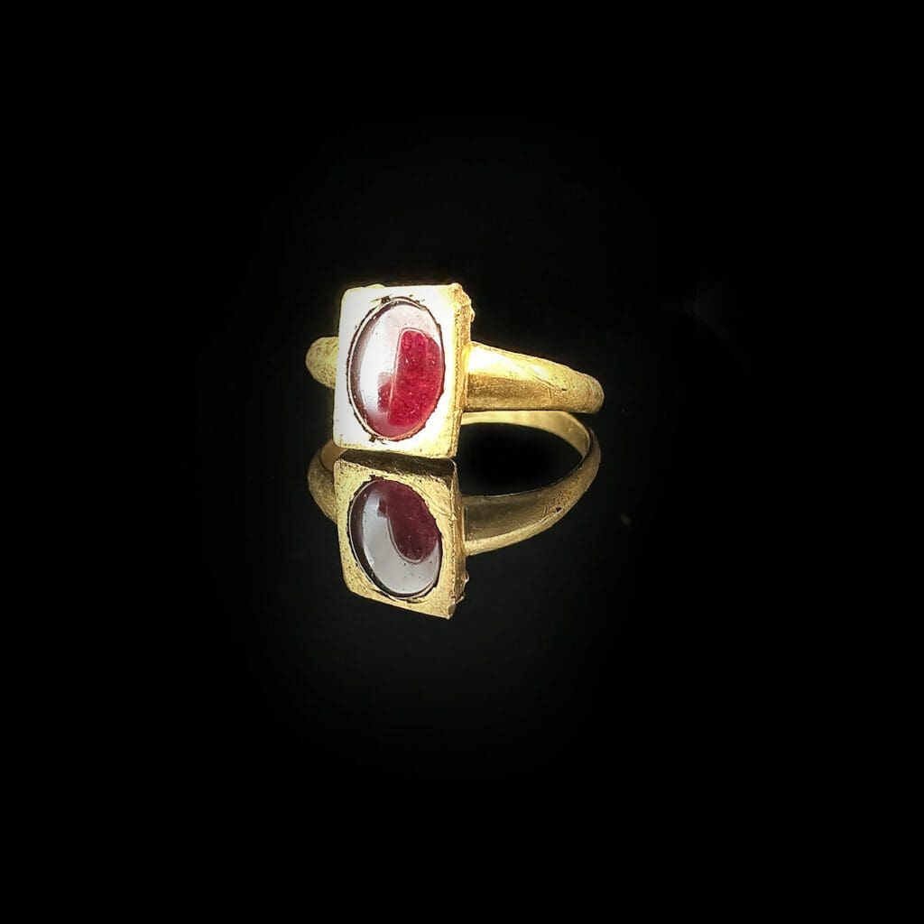 'Livia'-Roman oval garnet ring in rectangular yellow gold setting circa 100 AD - Image 12