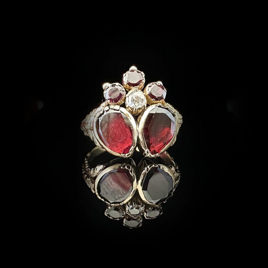 'Twin flame'-Antique garnet and diamond double heart gold ring - Image 2