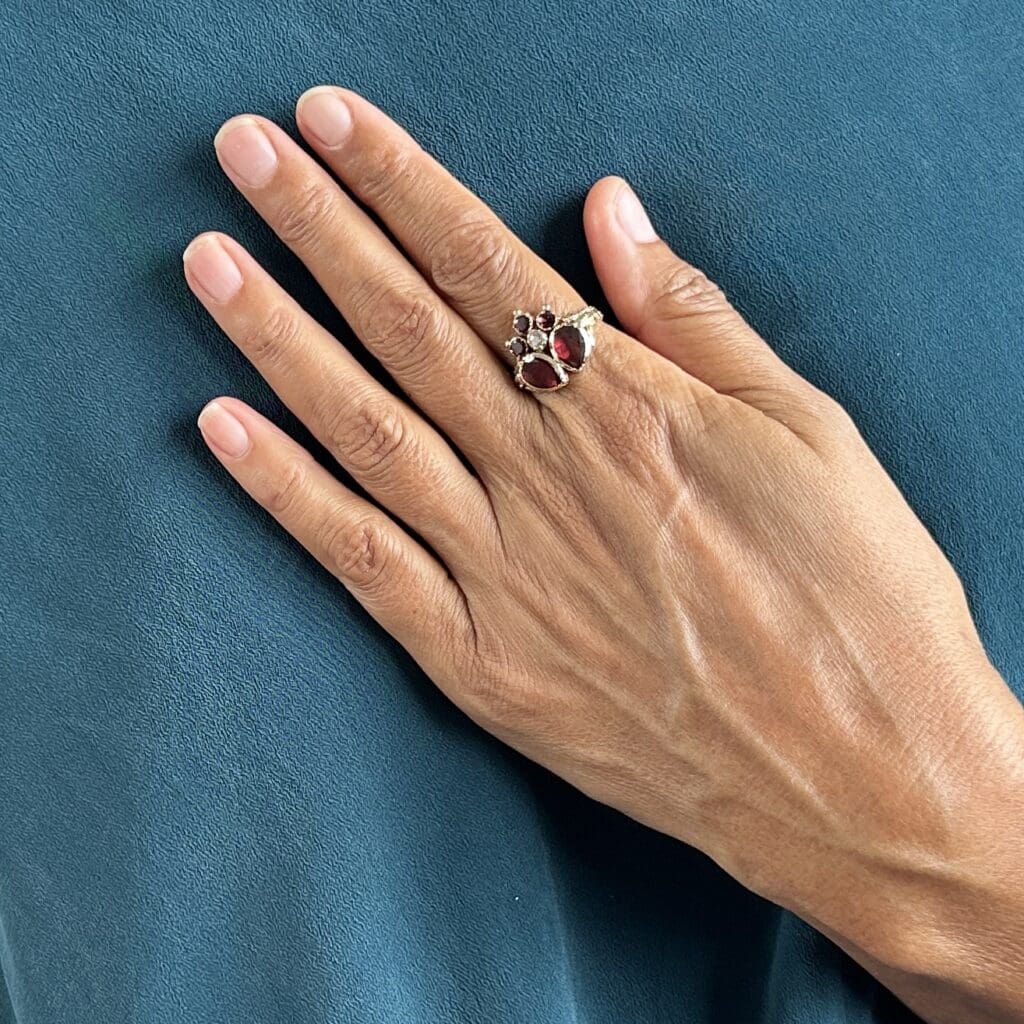 'Twin flame'-Antique garnet and diamond double heart gold ring - Image 9