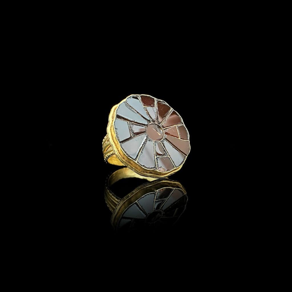 Merovingian gold ring with rosette shaped garnet bezel Circa 500-600AD - Image 3