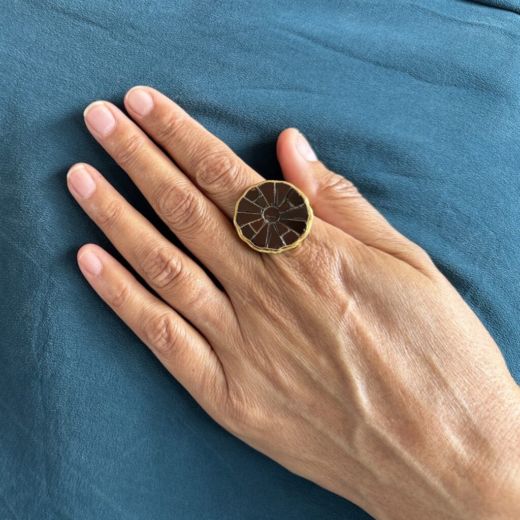 Merovingian gold ring with rosette shaped garnet bezel Circa 500-600AD - Image 9