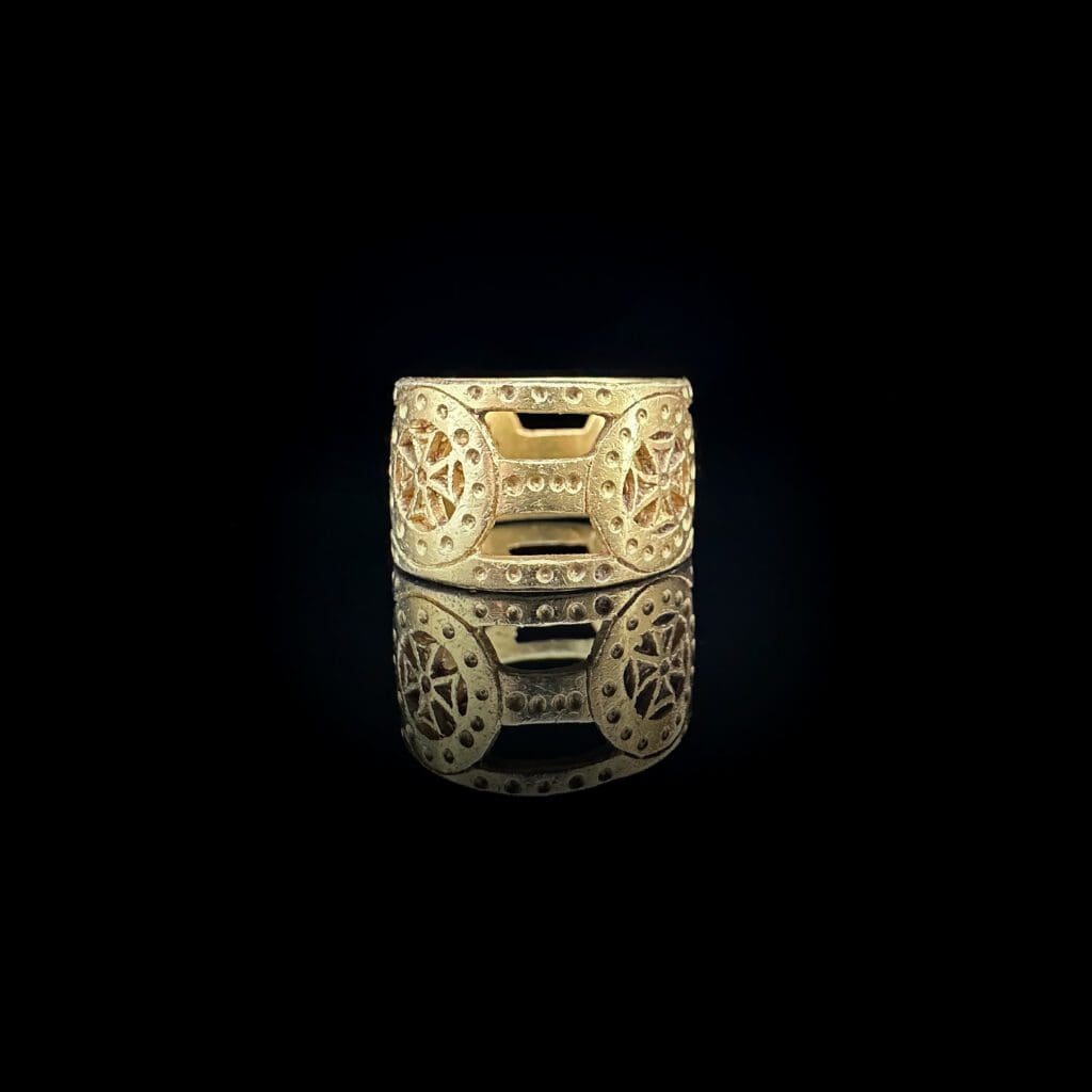 Byzantine open-work gold ring with four crosses Circa 400-500 AD - Image 3