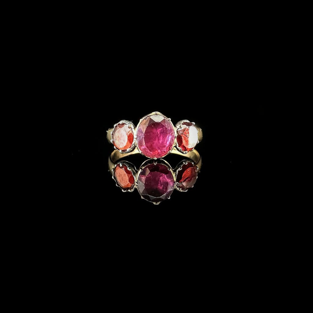 'Alice'-Antique three stone garnet ring - Image 2