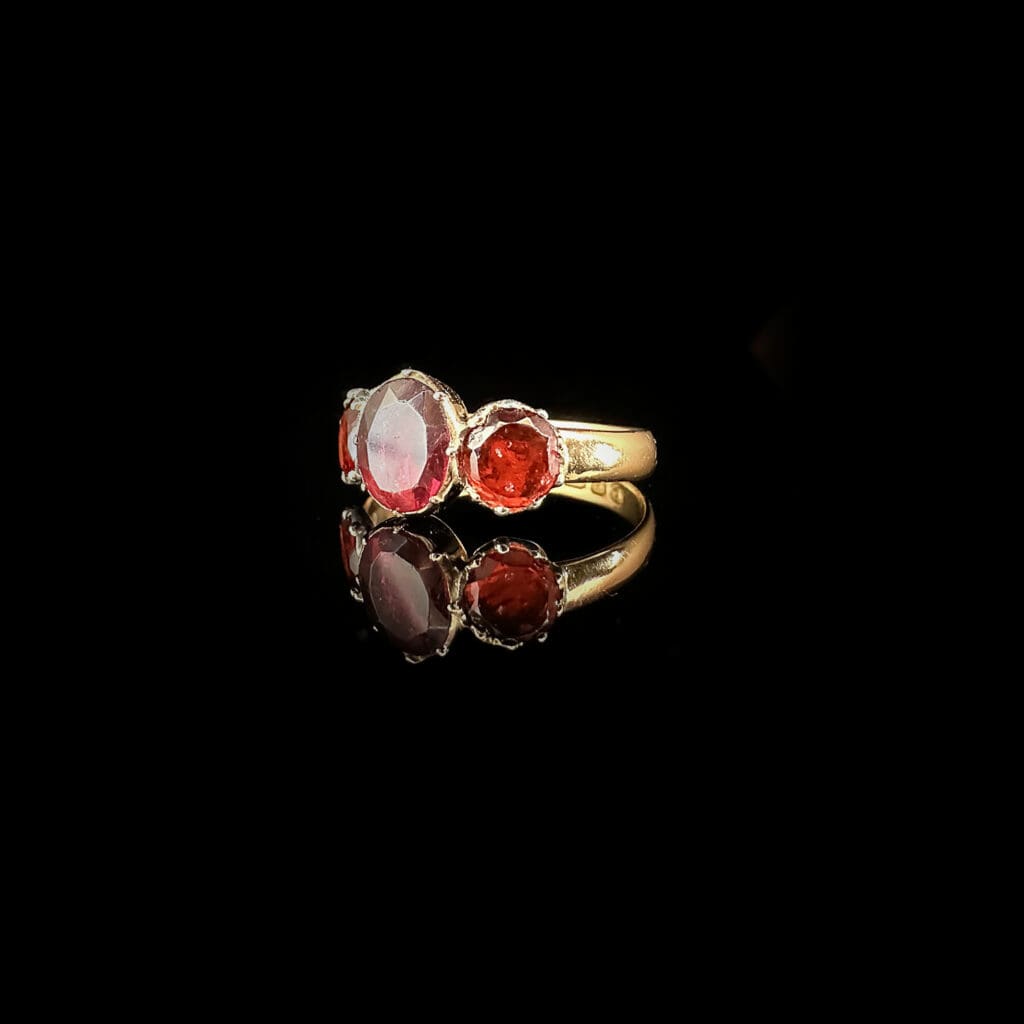 'Alice'-Antique three stone garnet ring - Image 6