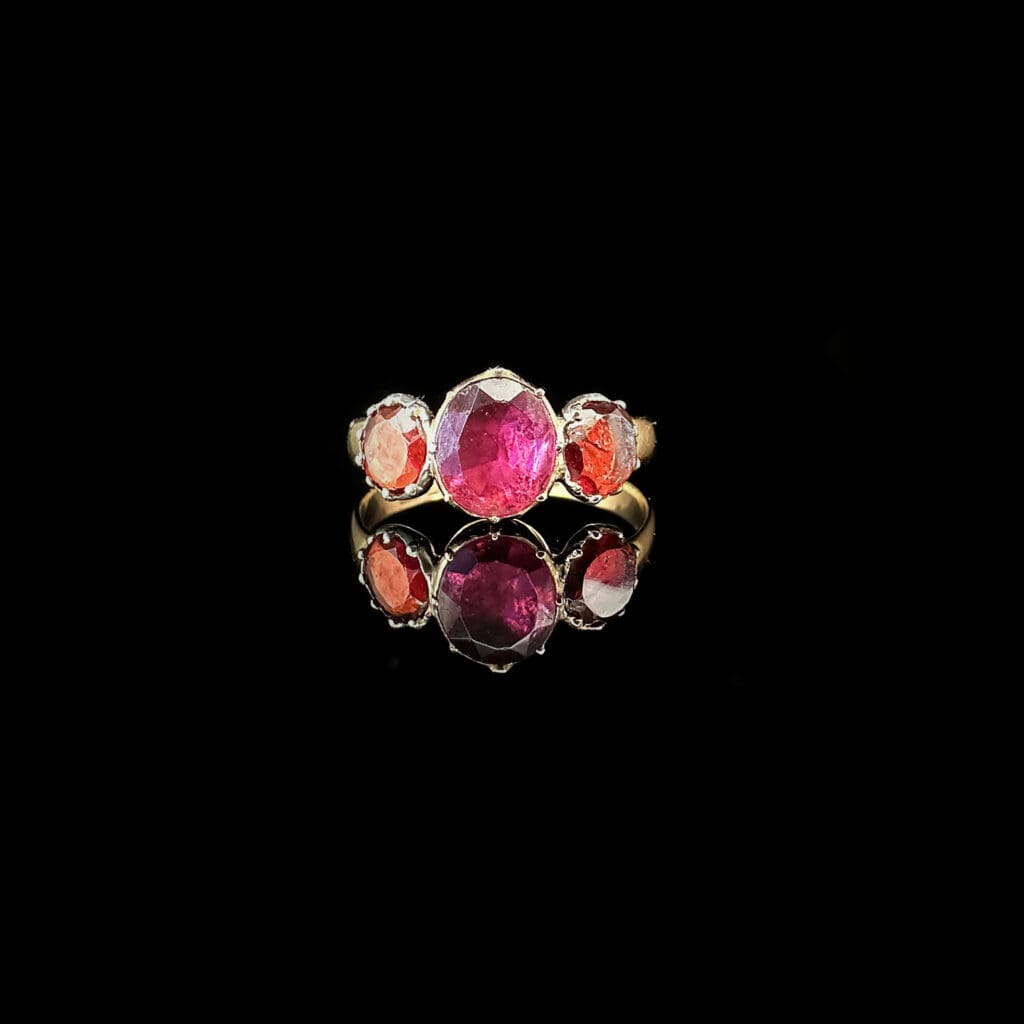 'Alice'-Antique three stone garnet ring - Image 7