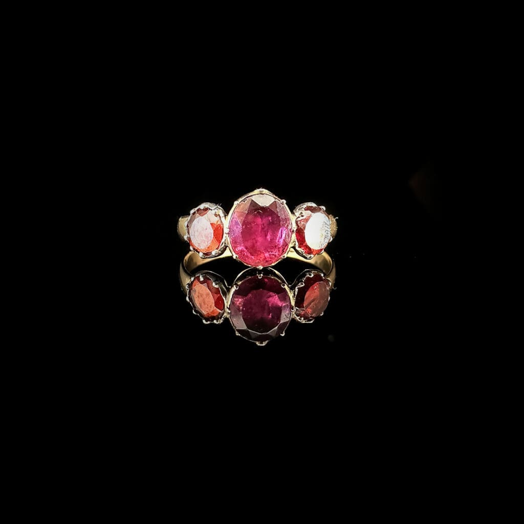 'Alice'-Antique three stone garnet ring - Image 8