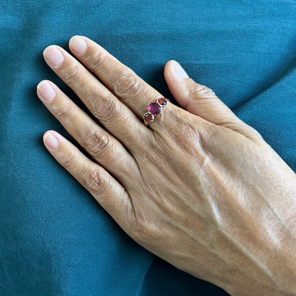 'Alice'-Antique three stone garnet ring - Image 9