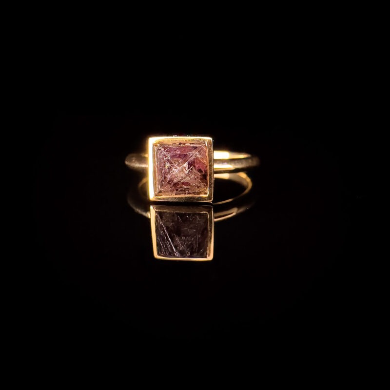 Deep purple octahedron diamond yellow gold ring - Image 2