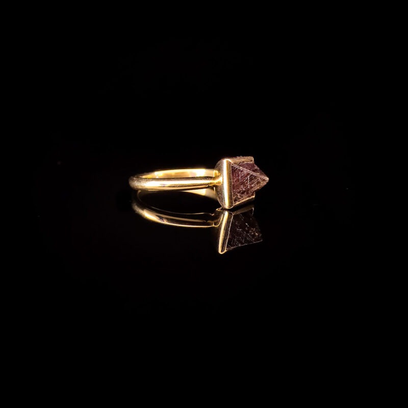 Deep purple octahedron diamond yellow gold ring - Image 3