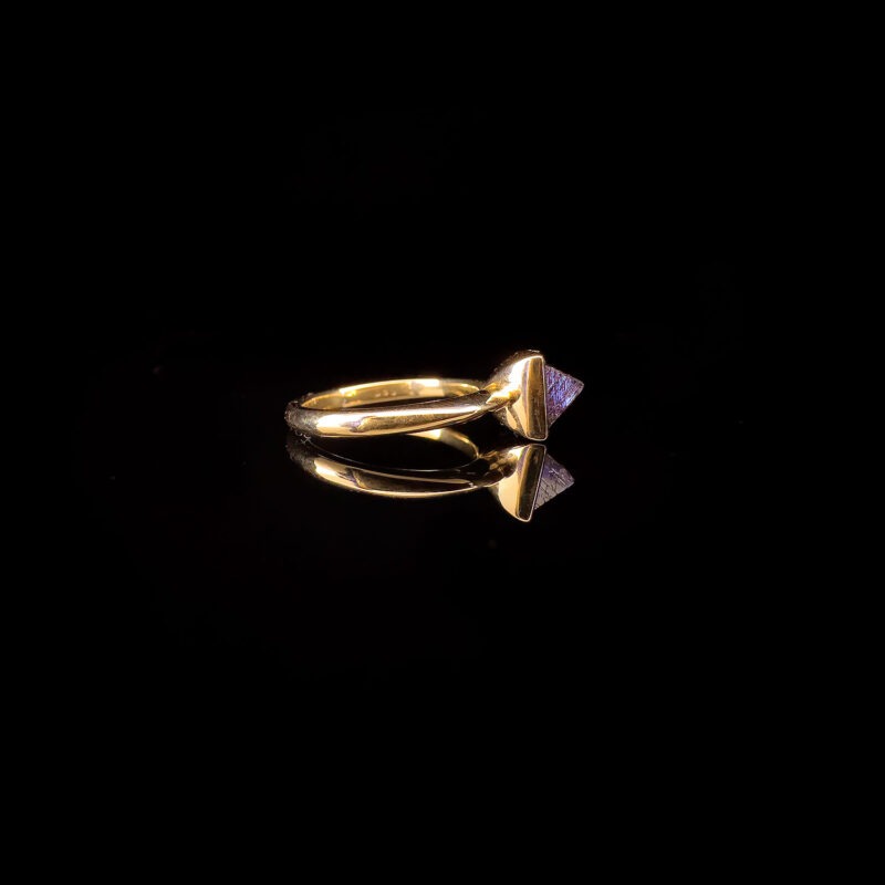 Deep purple octahedron diamond yellow gold ring - Image 4