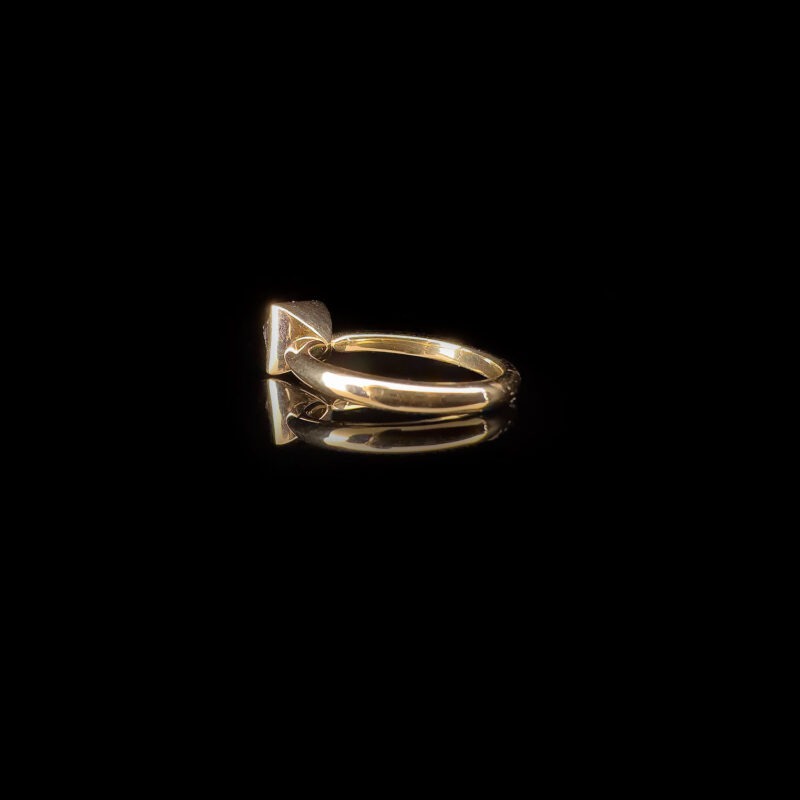 Deep purple octahedron diamond yellow gold ring - Image 6